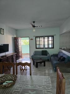 a living room with a couch and a table at Peruíbe lazer in Peruíbe