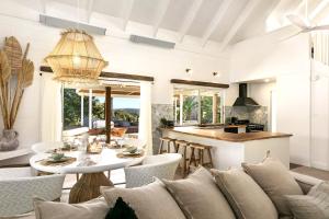 un salon avec un canapé et une table dans l'établissement Meadows Cottage, à Bangalow