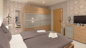 a bedroom with two towels on a bed at 5-Sterne Wohlfühl-Ferienhaus Eifellust in Gönnersdorf