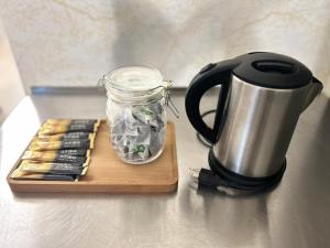 Coffee and tea making facilities at 十月 Mooon House