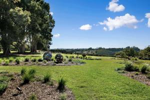 Taman di luar Meadows House & Events