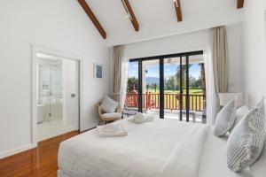 Ένα ή περισσότερα κρεβάτια σε δωμάτιο στο Coastal Villa on Fairway +39 φωτογραφίες