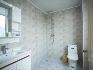 a bathroom with a toilet and a sink at Jun Hotel Beijing Miyun County Railway Station in Nanmujiayu