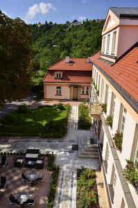 einen Blick über ein Gebäude mit einer Terrasse und einem Hof in der Unterkunft Castle Residence Praha in Prag