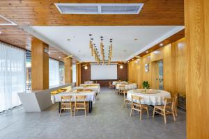 מסעדה או מקום אחר לאכול בו ב-Qingshan Yuandai Boutique Homestay Yangshuo