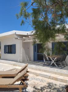 patio z dwoma krzesłami i domem w obiekcie House On The Wave w mieście Marathokampos +27 zdjęć
