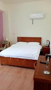 Tempat tidur dalam kamar di 星海芝家民宿Samuel's Home