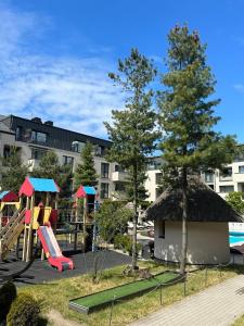 - une aire de jeux avec toboggan dans l'établissement Malūno Vilos 1M7, à Palanga