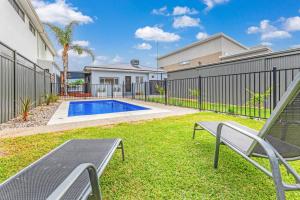 Bazén v ubytování 5 Simms - Echuca Holiday Homes nebo v jeho okolí