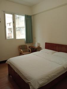 Tempat tidur dalam kamar di 星海芝家民宿Samuel's Home