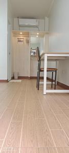 een lege kamer met een tafel en een houten vloer bij The Nice rssort in General Trias