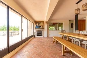 ein Esszimmer mit Tischen und einem Kamin in der Unterkunft Casa da Raposeira Douro Valley in Armamar