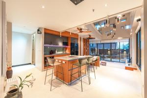 Η κουζίνα ή μικρή κουζίνα στο V160 Beautiful Sea View Full Smart House 3BR