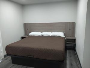 Postel nebo postele na pokoji v ubytování Gateway Inn