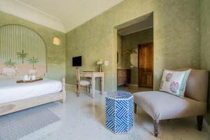 Rúm í herbergi á Niravi Jaipur