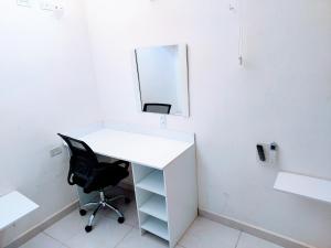 escritorio blanco con silla y espejo en Loft 25 excelente y comodo, cerca del vado del rio, consulado,CAS, galerias mall , cama queen , cocineta, en Hermosillo