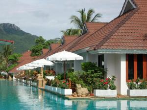 a resort with a swimming pool with white umbrellas at Privacy Beach Resort & Spa in Ban Nong Khao Nieo