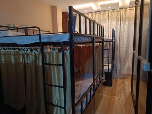 Katil atau katil-katil dalam bilik di Janki Guest House