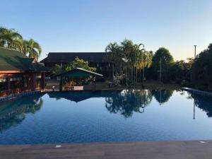 un gran charco de agua frente a un edificio en Chiangsan Goldenland Resort, en Chiang Saen