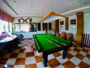 Una sala de estar con una mesa de billar. en Chiangsan Goldenland Resort, en Chiang Saen
