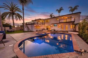 a swimming pool in front of a house at LUXURY VILLA - SLEEPS 24 - PRIVATE POOL & HOT TUB Beaches Legoland Views! in Vista