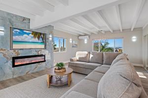 a living room with a couch and a fireplace at LUXURY VILLA - SLEEPS 24 - PRIVATE POOL & HOT TUB Beaches Legoland Views! in Vista