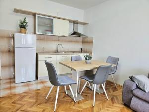 Kuchyňa alebo kuchynka v ubytovaní Apartman "Roko"