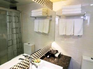 Koupelna v ubytování Gui Feng Hotel + 37 fotografií