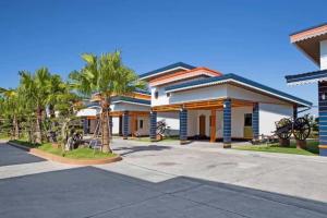 une maison avec des palmiers devant dans l'établissement Infinity seesun resort, à Ban Ta Riam
