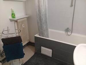 Phòng tắm tại Coucher de soleil, gros matelas, parking, 2 lits, lave-linge, wifi, netflix