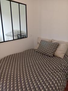 Giường trong phòng chung tại Coucher de soleil, gros matelas, parking, 2 lits, lave-linge, wifi, netflix