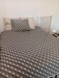 Postel nebo postele na pokoji v ubytování Coucher de soleil, gros matelas, parking, 2 lits, lave-linge, wifi, netflix