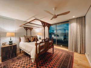 Un dormitorio con una cama y un ventilador de techo. en Sonvanger Villa Oceanfront Luxury, en Struisbaai 46 fotos más
