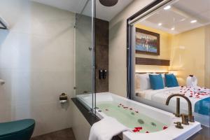 Voodi või voodid majutusasutuse Aarya Hotel and Spa toas
