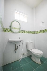 Salle de bains dans l'établissement OYO 676 Kradangnga Resort