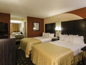Un pat sau paturi într-o cameră la Best Western Spanish Quarters Inn +19 fotografii