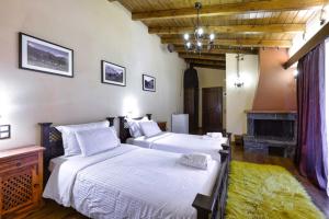 A bed or beds in a room at Hotel Teloneio