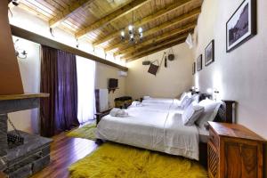 A bed or beds in a room at Hotel Teloneio