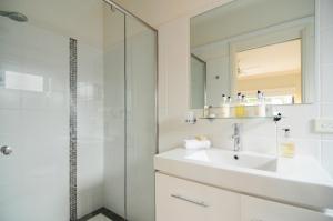 a bathroom with a sink and a shower at CeeSpray - Accommodation in Huskisson - Jervis Bay in Huskisson