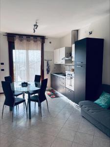 a kitchen and dining room with a table and chairs at Venice Home perfect for Venice airport free parking in San Liberale