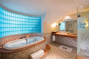 
A bathroom at Herods Vitalis Spa Hotel Eilat a Premium collection by Fattal Hotels
