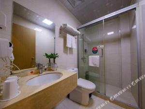 un bagno con lavandino, wc e doccia di GreenTree Inn Shanghai MinHang ZhuanQiao Subway Station East ZhuanXing Road Shell Hotel a Shanghai
