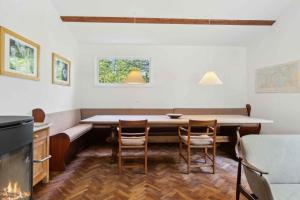ein Esszimmer mit Tisch und Stühlen in der Unterkunft Renovated Cottage Near Forest And Beach in Rørvig
