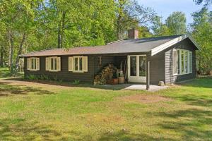 ein kleines Haus mit Veranda und Garten in der Unterkunft Renovated Cottage Near Forest And Beach in Rørvig