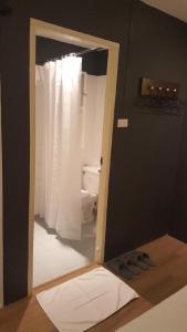 a mirror reflection of a bathroom with a toilet at BR Hotel & Residence (Parking is available 250 meters away from the property) in Ban Rong Khoei +63 photos