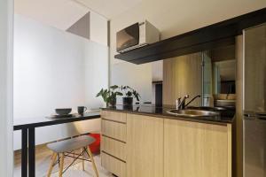 eine Küche mit Spüle und Theke in der Unterkunft Daun Residence Kuningan in Jakarta