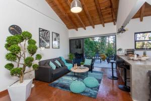 a living room with a couch and a table at La Fábrica #1 Carrie Furnace in Valle de Bravo