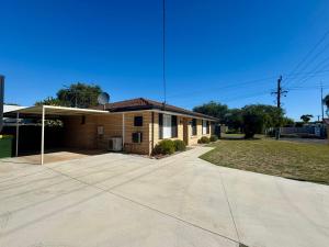 Una casa con un gran camino de entrada al frente. en Broadwater Beach Cottage, en Broadwater