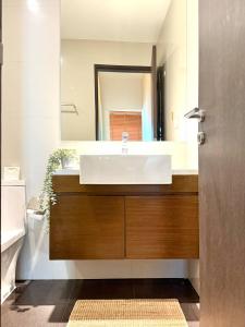 Et badeværelse på Luxury Condo Skywalk BTS Thonglor Pool Gym and Netflix