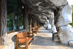 eine Reihe von Holzbänken in einem Gebäude in der Unterkunft Had Ban Din Resort in Ban Nong Pru